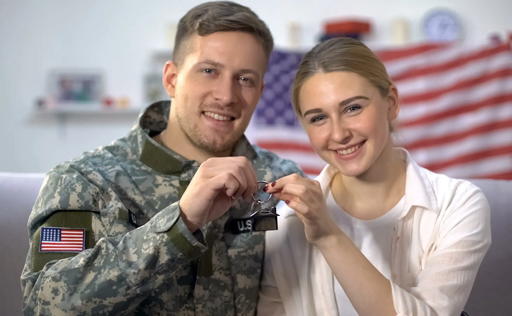 Cheerful,Us,Soldier,And,Wife,Showing,Apartment,Keys,,Military,Service